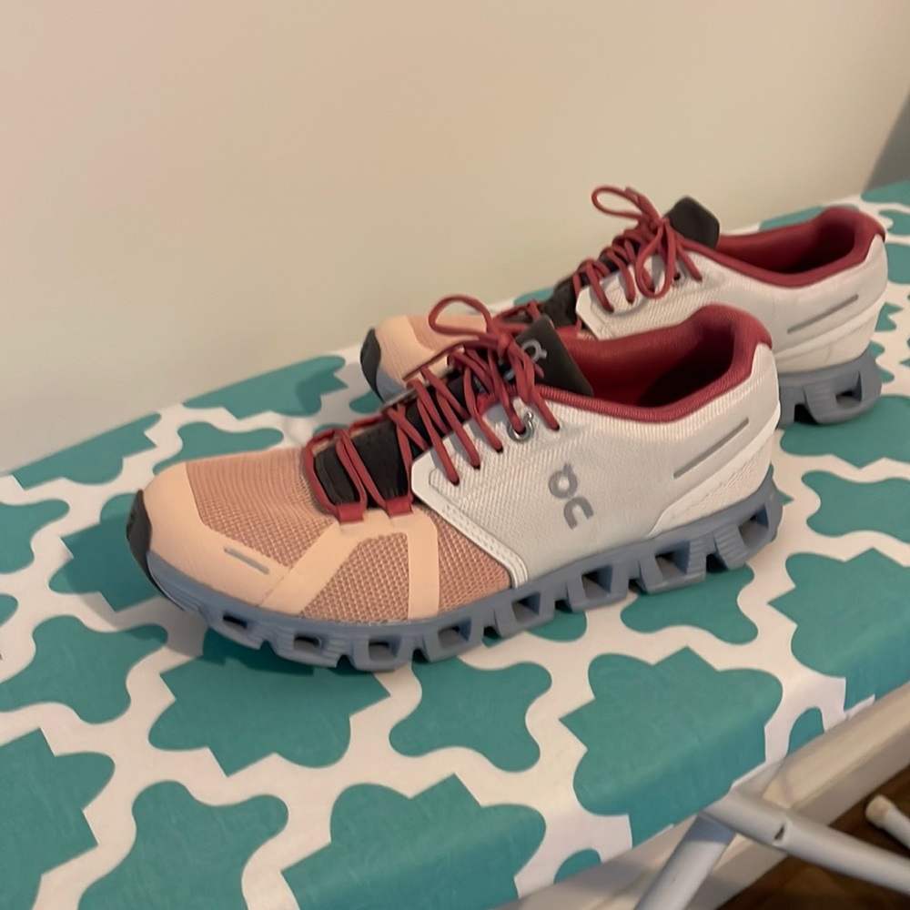 Womens On  walking shoes- excellent condition!